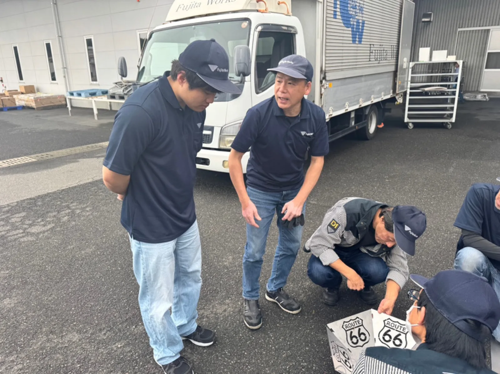 Route66の​看板部品を​検品する​藤田ワークスの​スタッフ