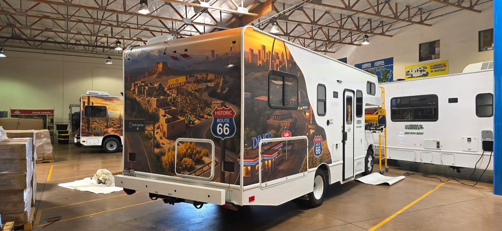 Route66のデザインがラッピングされた撮影用キャンピングカー