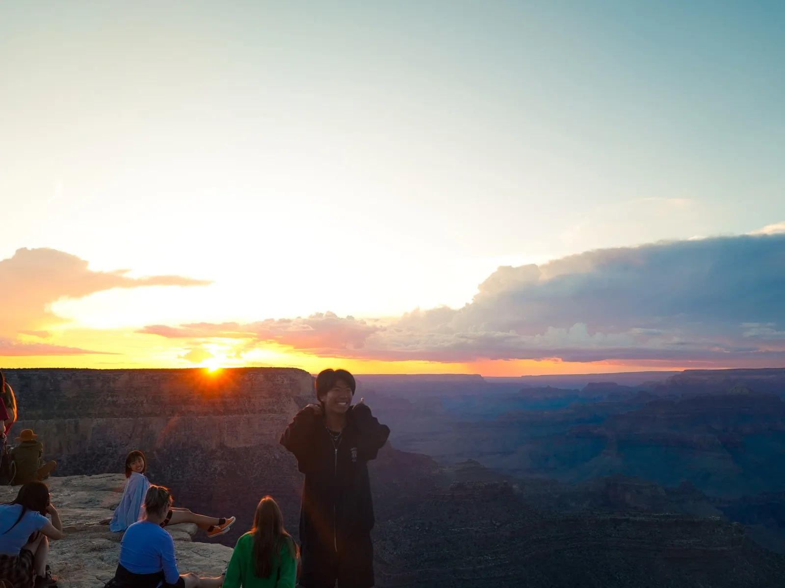 夕暮れの​渓谷を​見つめる、​旅の​途中の​ワンシーン